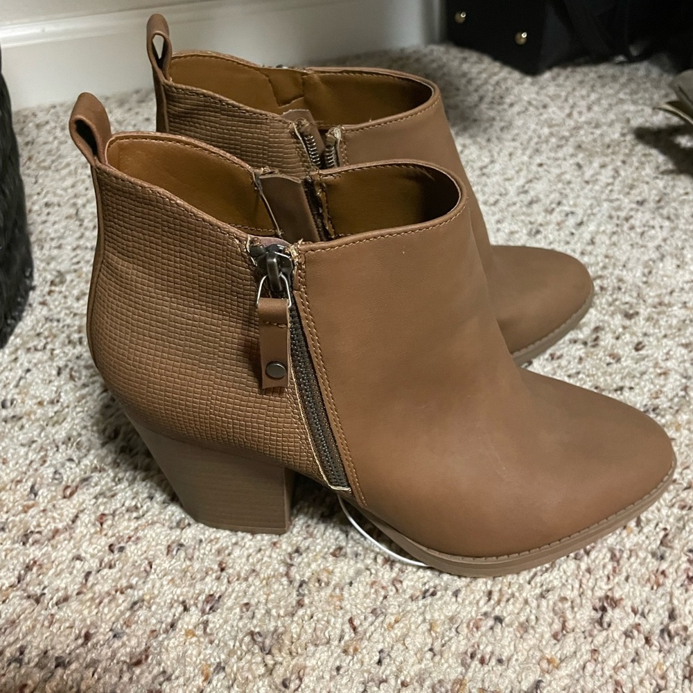 Universal thread boots with tags